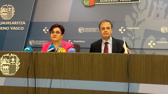 El Consejero de Salud, Alberto Martínez y la directora de Osakidetza, Lore Bilbao.