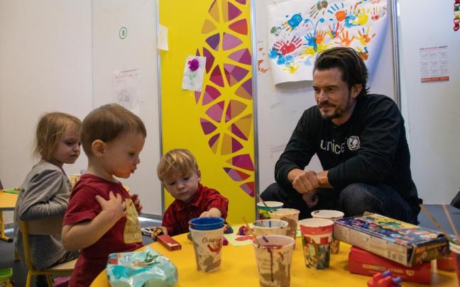 Orlando Bloom juega con niños refugiados que huyen de la guerra en Ucrania, en el centro Moldexpo, en Moldavia. Orlando Bloom juega con niños refugiados que huyen de la guerra en Ucrania, en el centro Moldexpo, en Moldavia.
