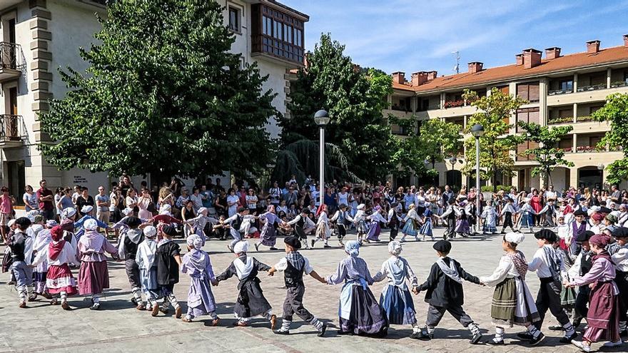 Alrededor de 600 dantzaris txikis y otro centenar y pico de músicos, acompañantes y miembros de la organización darán colorido y ritmo a las calles en una intensa jornada festiva.