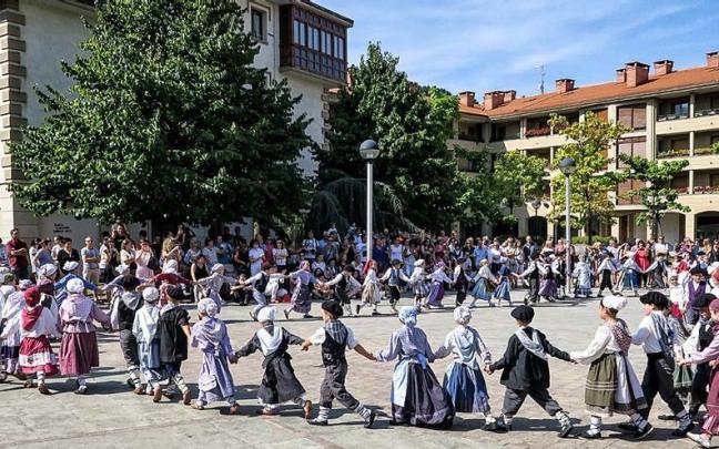 Alrededor de 600 dantzaris txikis y otro centenar y pico de músicos, acompañantes y miembros de la organización darán colorido y ritmo a las calles en una intensa jornada festiva.