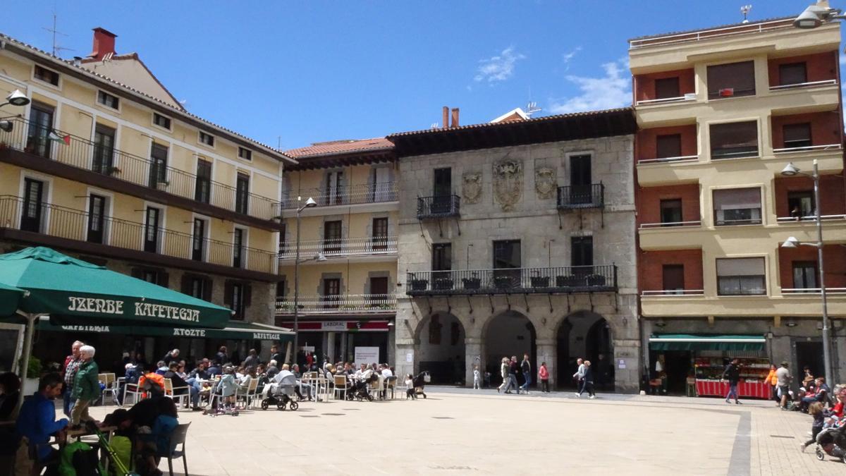 La plaza de los Fueros de Deba con el Ayuntamiento.