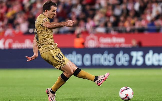 Mikel Oyarzabal ensaya el disparo en el partido de Girona. / EUROPA PRESS