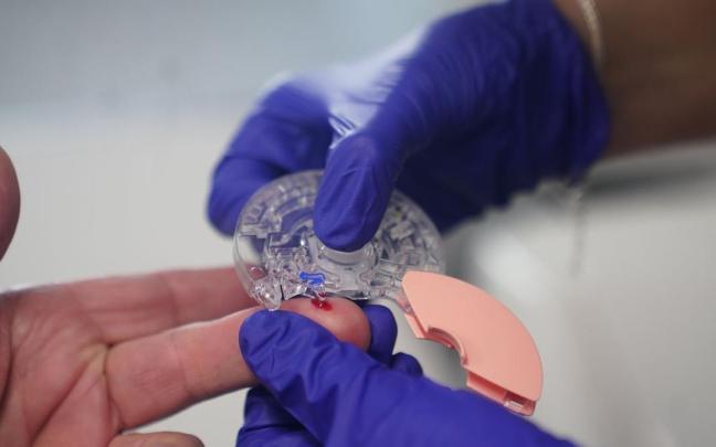 Toma de una muestra de sangre para el control de azucar en la sangre.