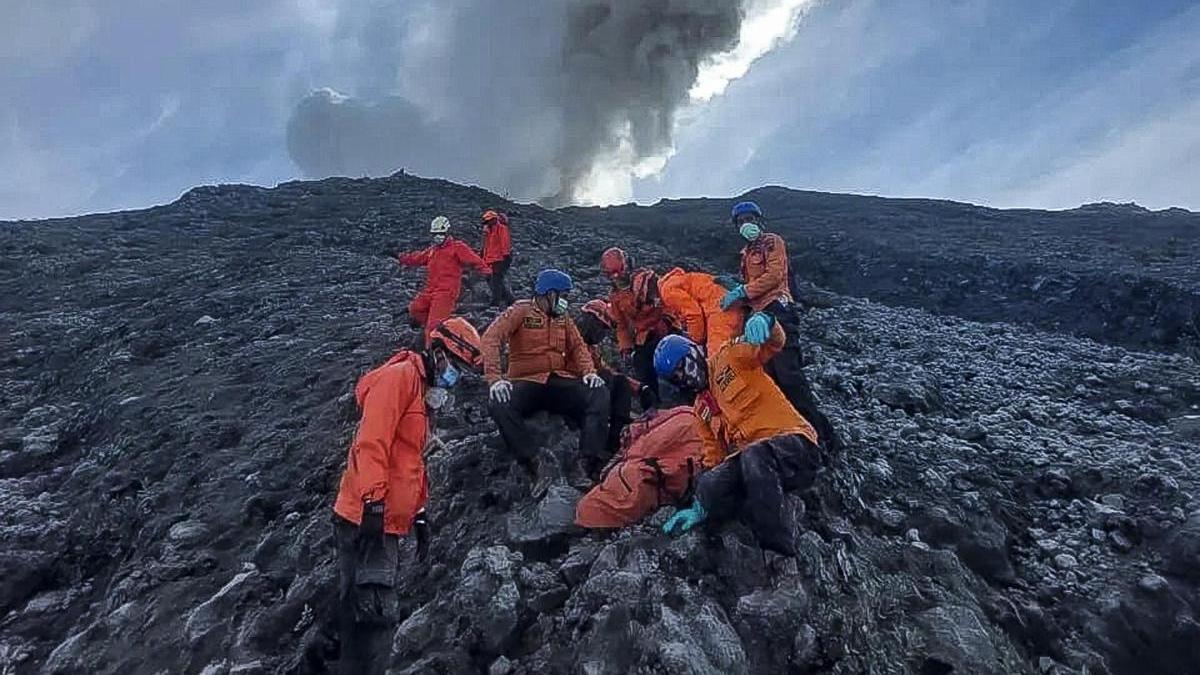 Un equipo de rescate evacúa el cuerpo de un alpinista fallecido tras la erupción del volcán Merapi, en Indonesia.