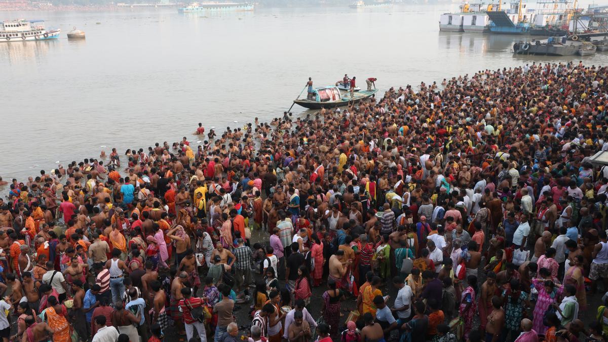 Multitud de personas en una festividad hindú en India.