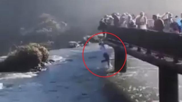 Un turista provoca el caos en Iguazú al lanzarse a las cataratas para recuperar su móvil.