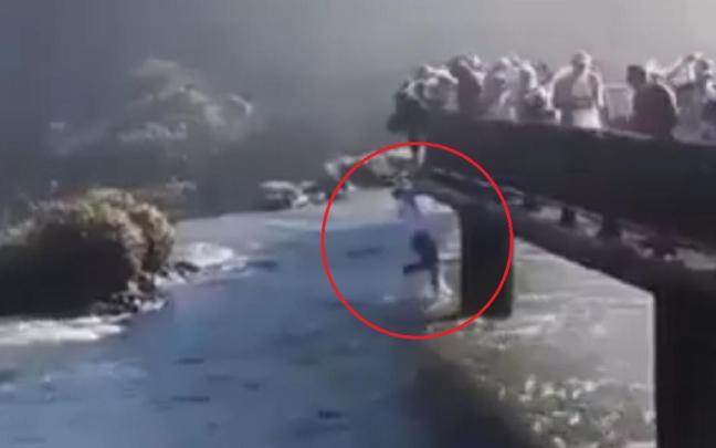 Un turista provoca el caos en Iguazú al lanzarse a las cataratas para recuperar su móvil.