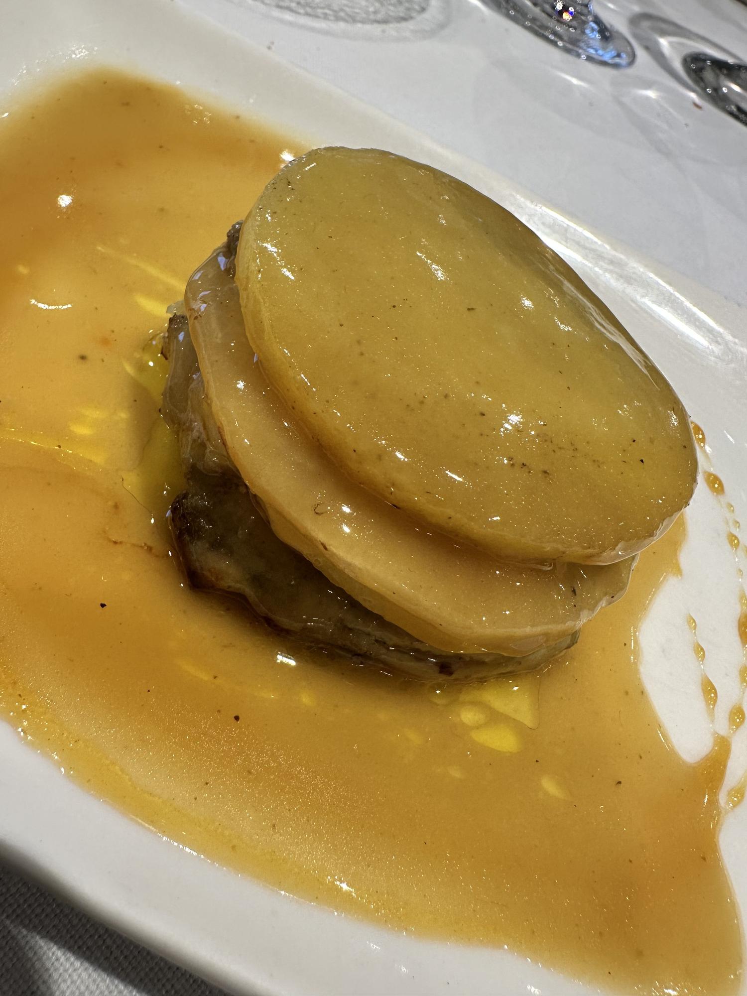 Milhojas de patata y foie con salsa de Sauternes.