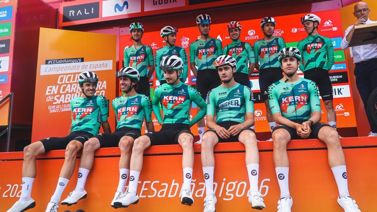 Los componentes del Kern Pharma posan antes de la salida en el Campeonato de España de ruta.
