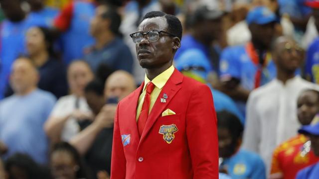 Un día más, Lumumba Vea (Michel Nkuka) permaneció inmóvil durante los 90 minutos imitando el saludo del líder anticolonial congoleño, Patrice Lumumba.