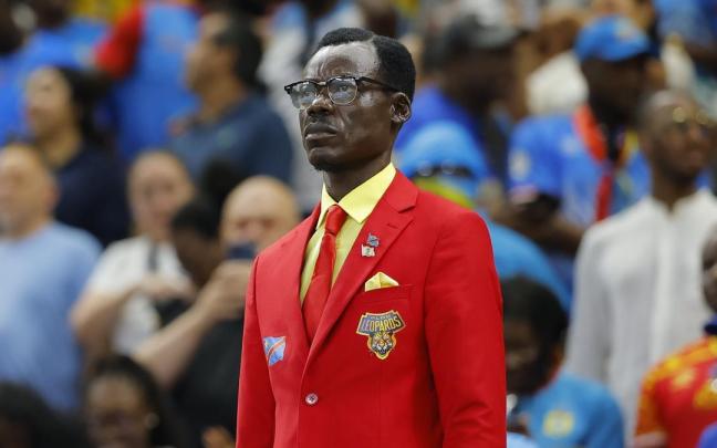 Un día más, Lumumba Vea (Michel Nkuka) permaneció inmóvil durante los 90 minutos imitando el saludo del líder anticolonial congoleño, Patrice Lumumba.