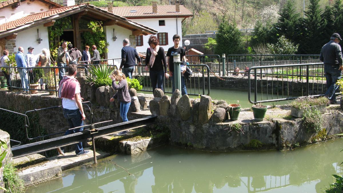 Participantes visitando las instalaciones del molino de Ibargutxi.