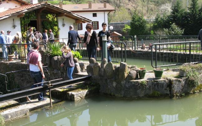 Participantes visitando las instalaciones del molino de Ibargutxi.