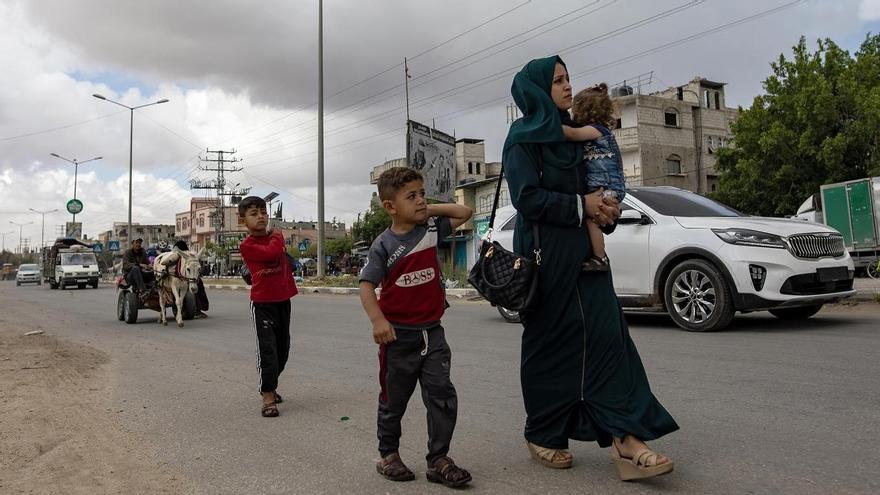 Desplazamiento forzoso de miles de personas en Rafah tras el anuncio de un inminente ataque a gran escala.