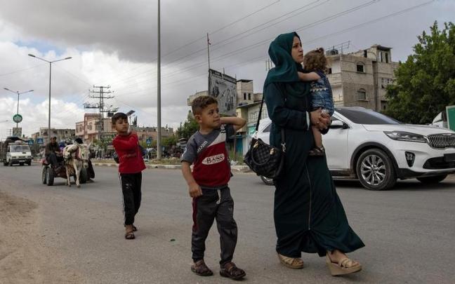 Desplazamiento forzoso de miles de personas en Rafah tras el anuncio de un inminente ataque a gran escala.