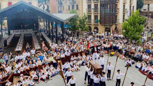 Oriotarras celebrando el Arrantzale Eguna a finales de junio.