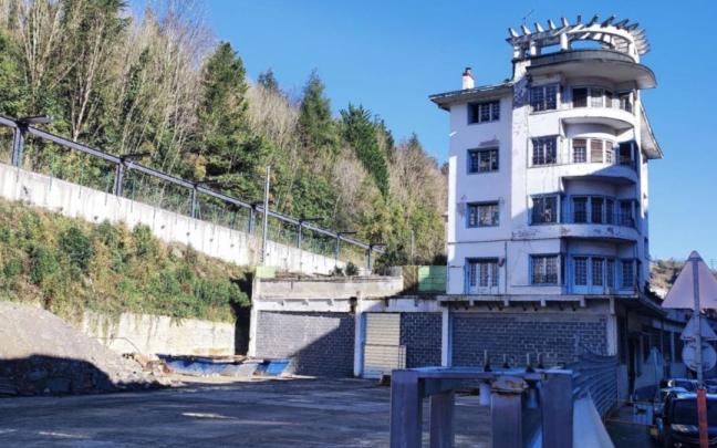 Vista del edificio Hijos de Gabilondo tras la eliminación de las ampliaciones que se efectuaron despues de su construcción en 1938.