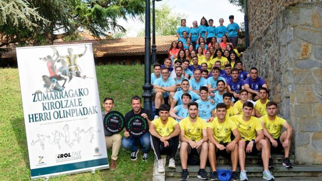 Los representantes de los equipos que disputarán la final, con los organizadores.