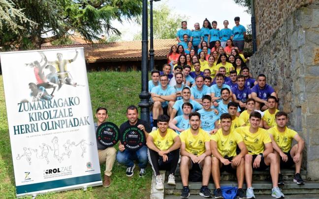 Los representantes de los equipos que disputarán la final, con los organizadores.