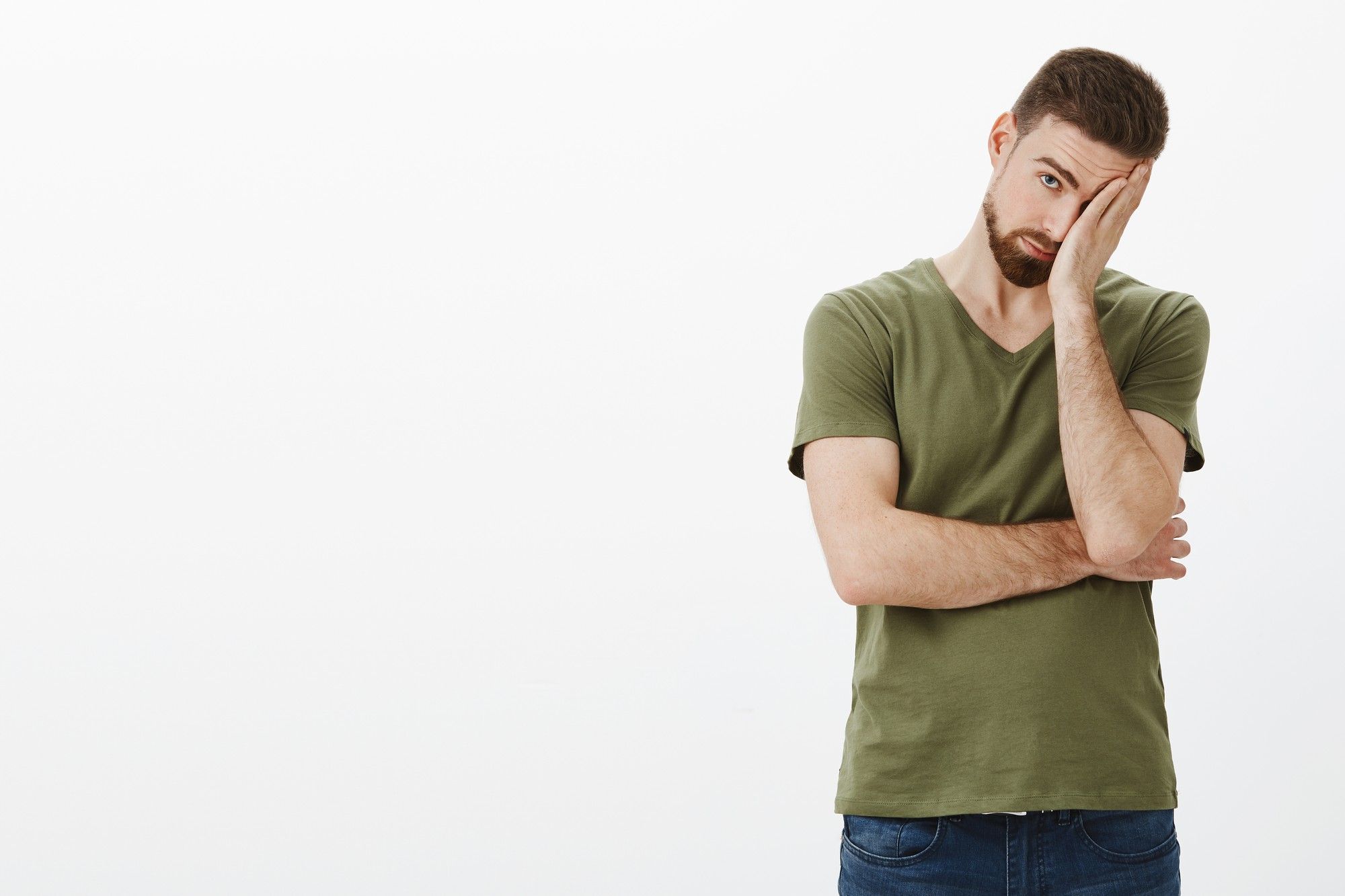 Un hombre con gesto de avergonzado.