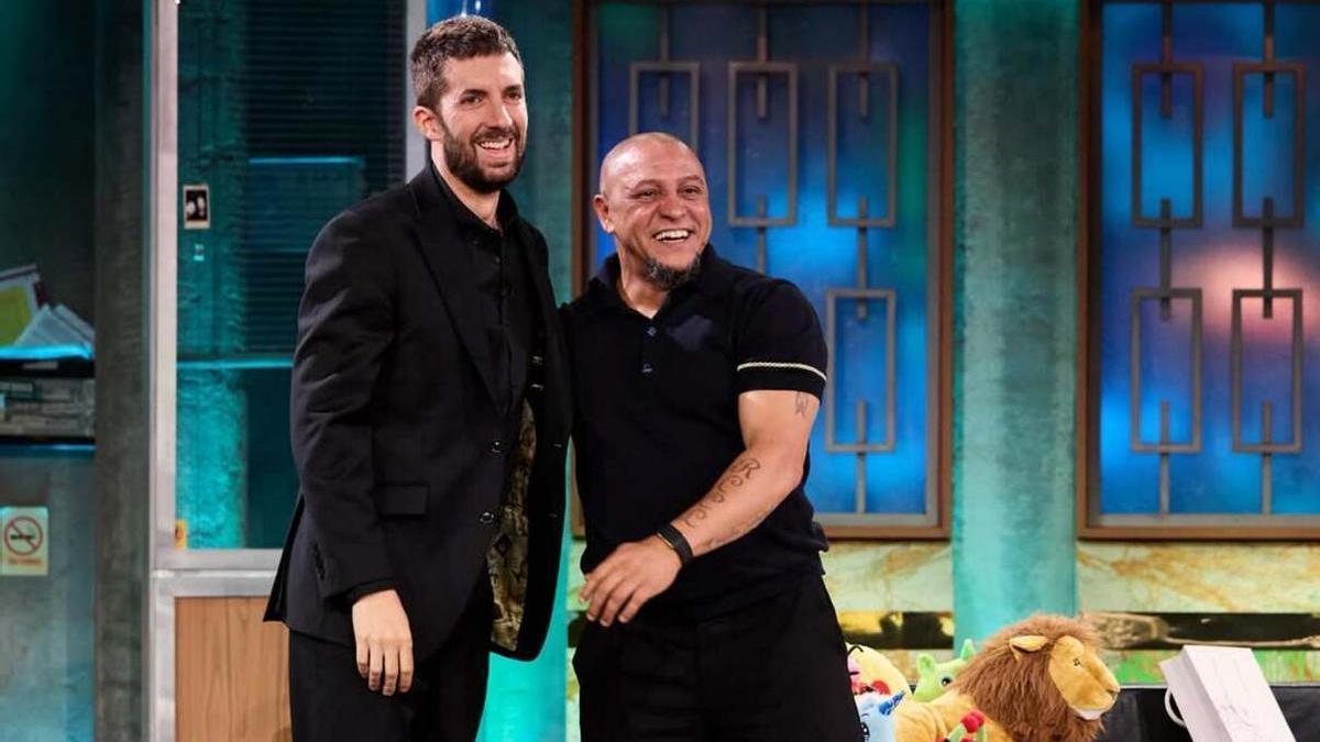 David Broncano y Roberto Carlos en 'La Revuelta'