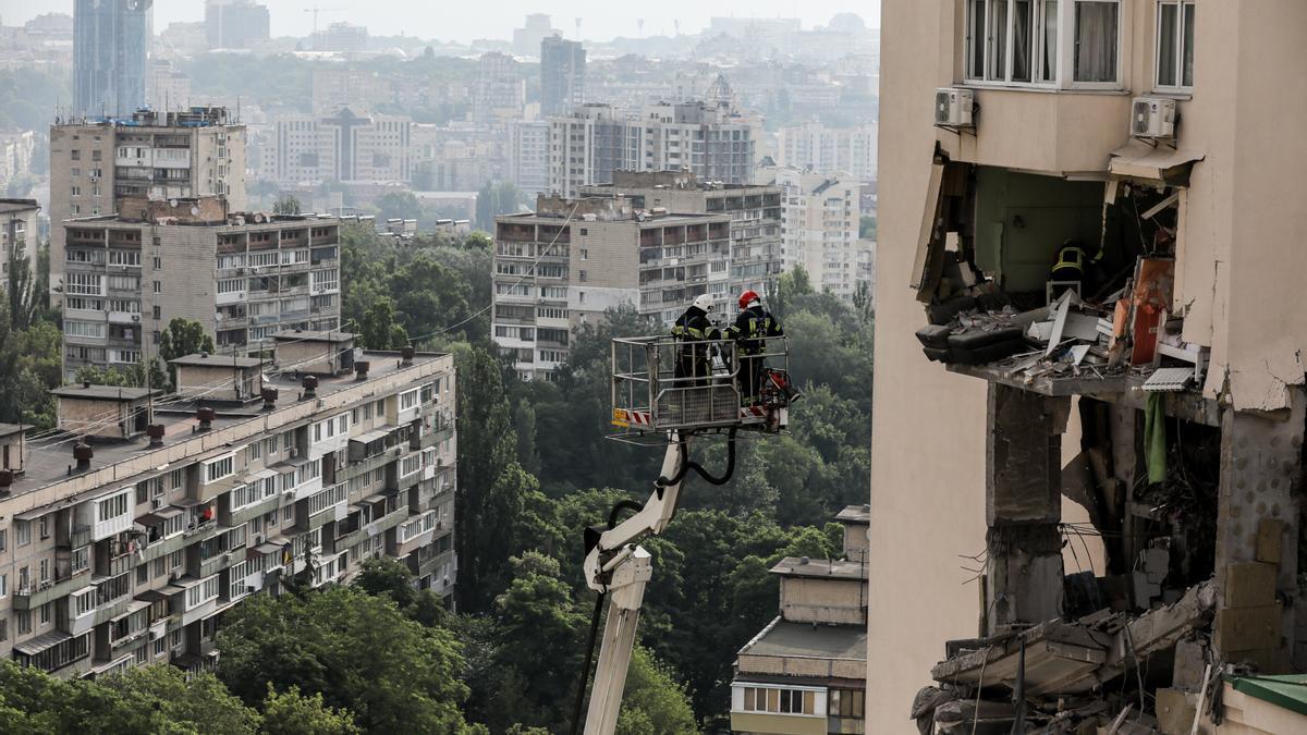 Ataque ruso contra un edificio de viviendas en Kiev.
