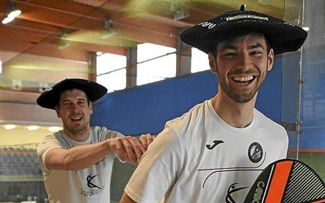 Odei Arranz, junto a Hodei Otxandiano tras ganar la txapela de paleta argentina.