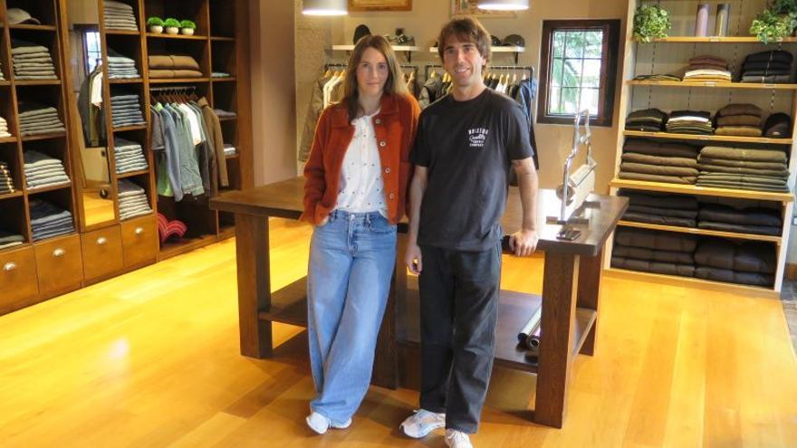 Leire e Iban Urrutibeazkoa, en la tienda Uriba Doss de Zumarraga.