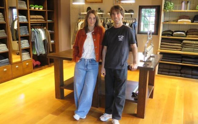 Leire e Iban Urrutibeazkoa, en la tienda Uriba Doss de Zumarraga.