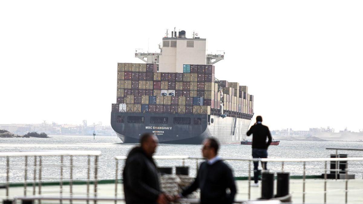 Un carguero en el Canal de Suez.