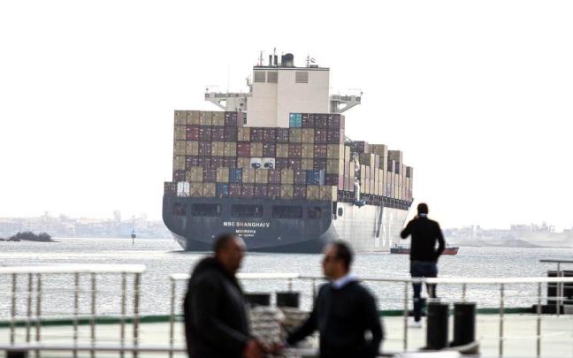 Un carguero en el Canal de Suez.