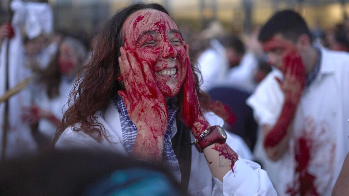 Antes de pasar a la acción hay que embadurnarse de sangre.