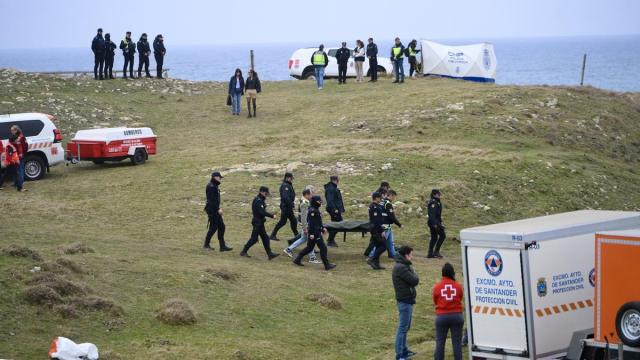 Agentes de los Servicios de Emergencias trabajan en la playa de El Bocal.