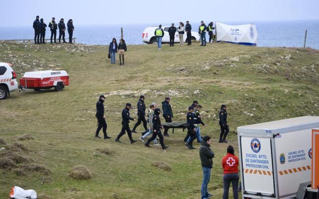 Agentes de los Servicios de Emergencias trabajan en la playa de El Bocal.