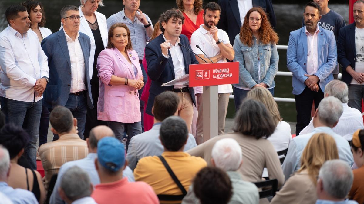 Los socialistas vascos, ayer, en el mitin frente al Itsasmuseum de Bilbao.