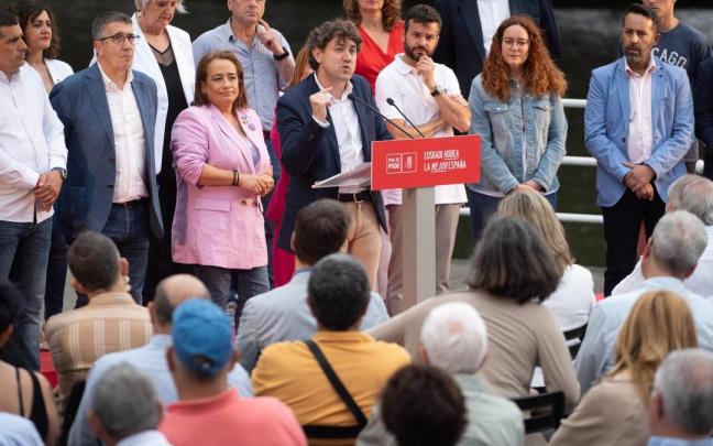 Los socialistas vascos, ayer, en el mitin frente al Itsasmuseum de Bilbao.