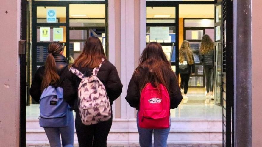 Varias estudiantes a la entrada de un instituto de secundaria.