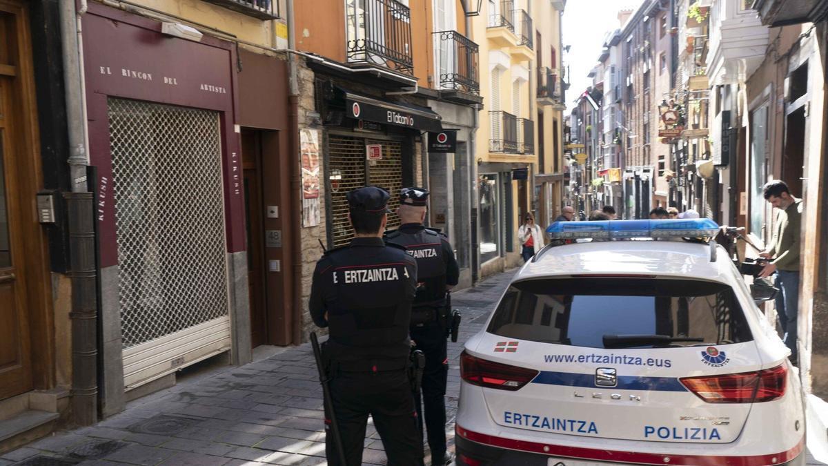 Dos agentes de la ertzaintza durante una intervención policial ajena al suceso.