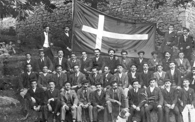 La “Bergarako ikurriña’ que se exhibió en las fiestas de San Marcial de 1905 / Bergarako udal artxiboa. La “Bergarako ikurriña’ que se exhibió en las fiestas de San Marcial de 1905