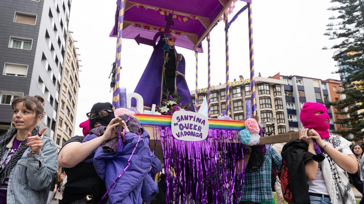 Decenas de personas durante la manifestación con motivo del Día Internacional de la Mujer, a 8 de marzo de 2025, en Gijón portando la 'Santina Queer'