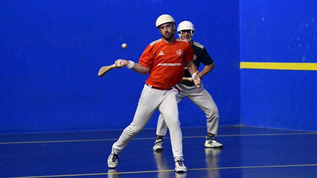 Madariaga-Insausti y Mikel Sanz-Gordon, durante la final de la Summer League de pala en Sopela.