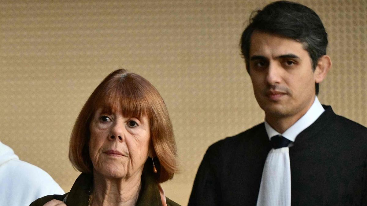 Gisèle Pelicot a su llegada al juzgado acompañada de uno de sus abogados, Stéphane Babonneau.