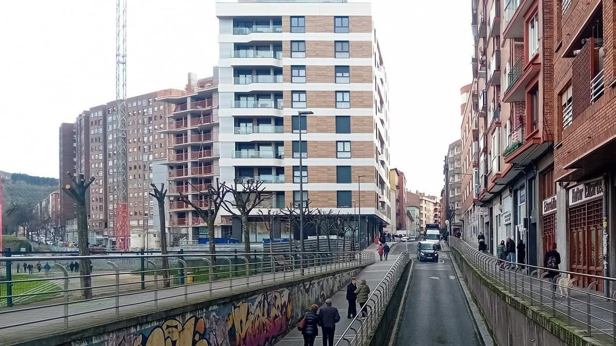 Viviendas ya levantadas y en construcción en las parcelas de Pozokoetxe
