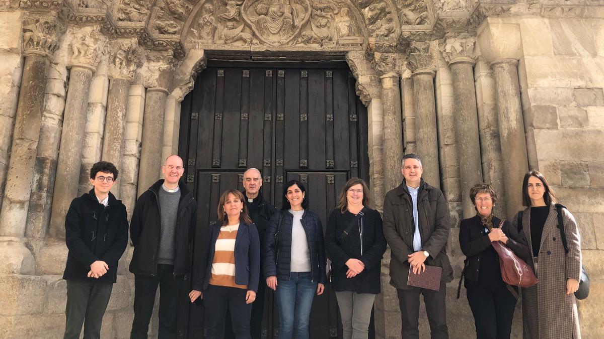 El director general de Cultura, Ignacio Apezteguía, y responsables de Patrimonio Histórico, junto con representantes del Ayuntamiento de Tudela y del Arzobispado, ante la portada de la iglesia de la Magdalena de Tudela.