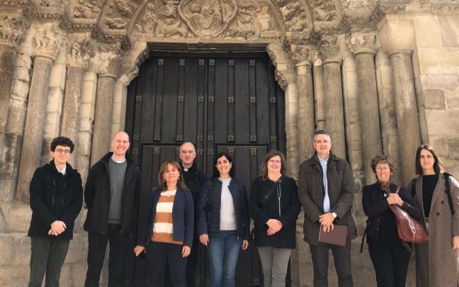 El director general de Cultura, Ignacio Apezteguía, y responsables de Patrimonio Histórico, junto con representantes del Ayuntamiento de Tudela y del Arzobispado, ante la portada de la iglesia de la Magdalena de Tudela. El director general de Cultura, Ignacio Apezteguía, y responsables de Patrimonio Histórico, junto con representantes del Ayuntamiento de Tudela y del Arzobispado, ante la portada de la iglesia de la Magdalena de Tudela.