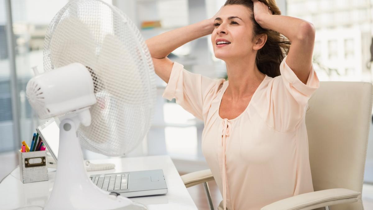 Se recomienda ventilar la oficina para no ahogarse de calor.