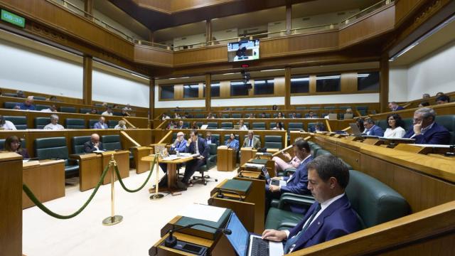 El lehendakari, Imanol Pradales, en el primer pleno ordinario del curso político que se ha celebrado este jueves en el Parlamento Vasco