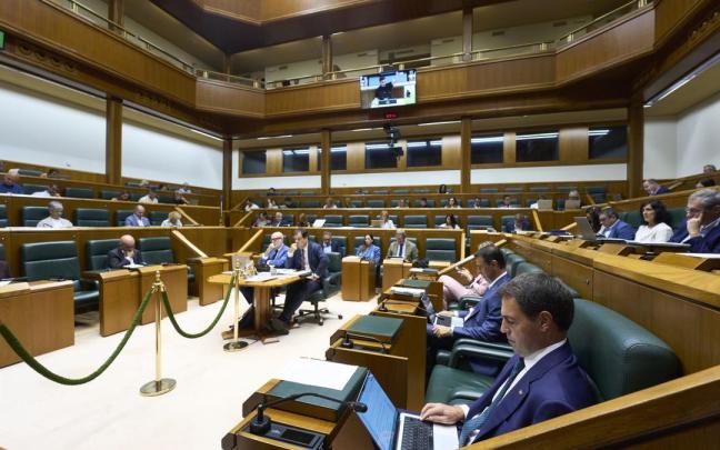 El lehendakari, Imanol Pradales, en el primer pleno ordinario del curso político que se ha celebrado este jueves en el Parlamento Vasco