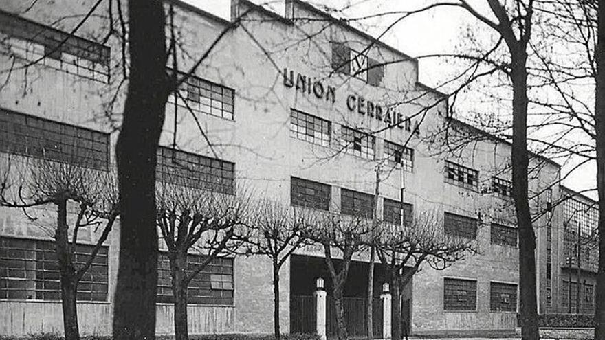 Imagen de la antigua Unión Cerrajera fundada en 1906, con su original letrero.