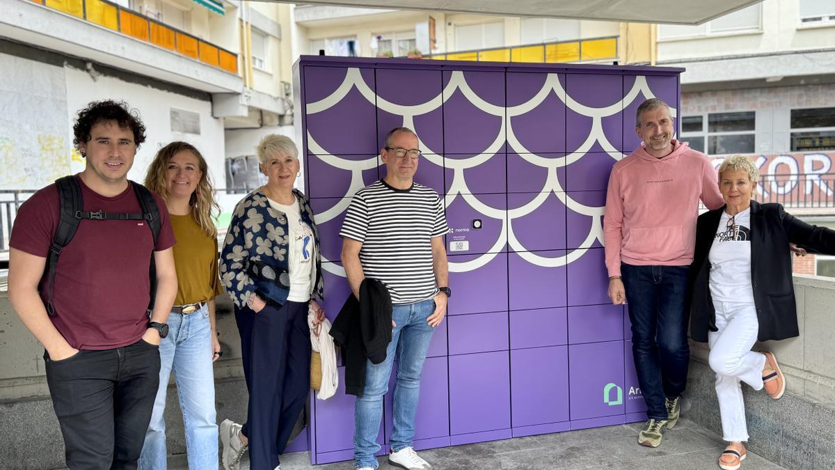 Presentación de las taquillas inteligentes, instaladas en el mercado de abastos, el pasado junio.